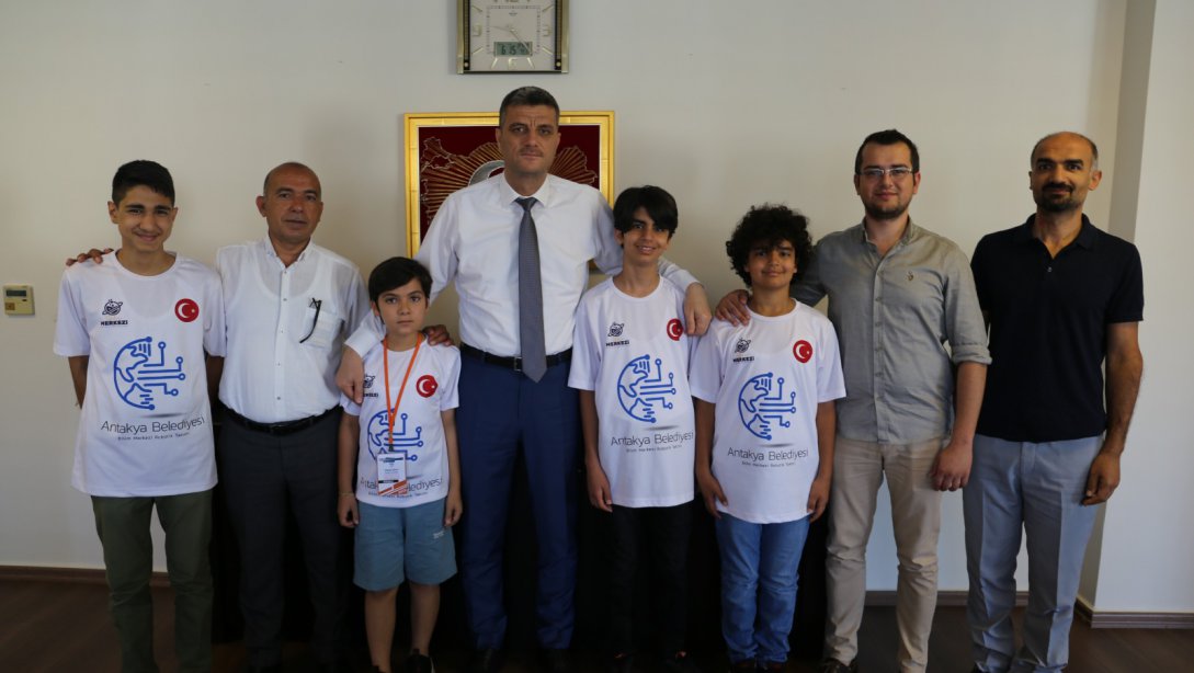 Antakya Belediye Robotik Takımı İl Milli Eğitim Müdürü Sayın Mesut ÇERKO'yu Makamında Ziyaret Etti
