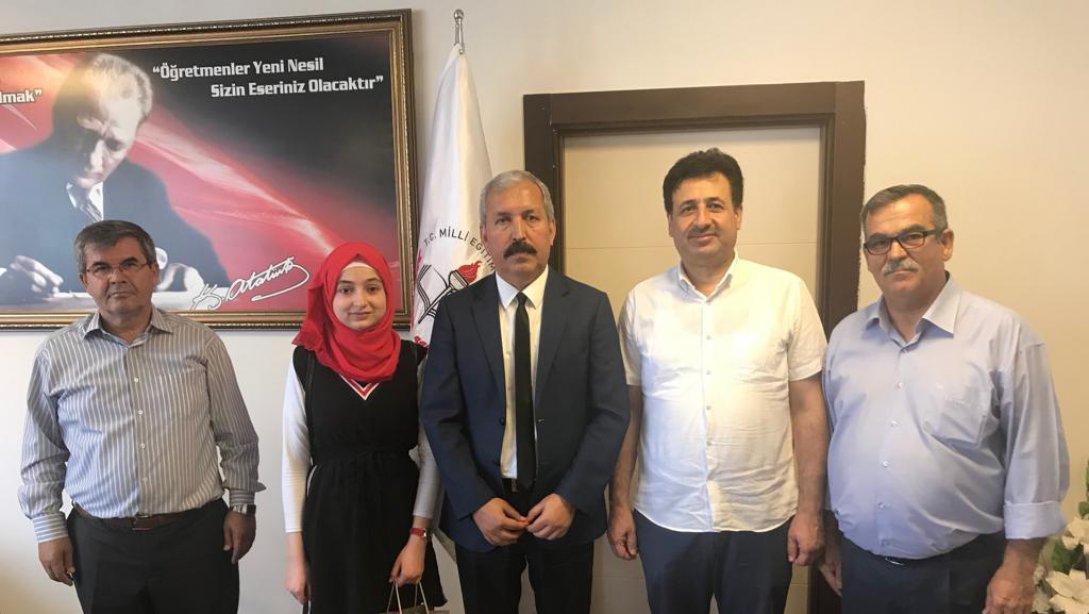 İl Milli Eğitim Müdürü Sayın Kemal KARAHAN, Antakya Cemil Meriç Geçici Eğitim Merkezi Öğrencisi Yomna NASİF'i Makamında Kabul Etti.