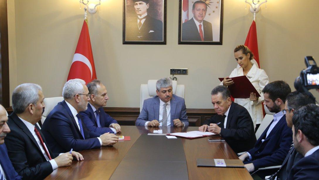 Hayırsever Recep ATAKAŞ ile Sefa Atakaş Denizcilik Mesleki ve Teknik Anadolu Lisesine Gemi Atölyesi Yapımı için Protokol imzalandı.