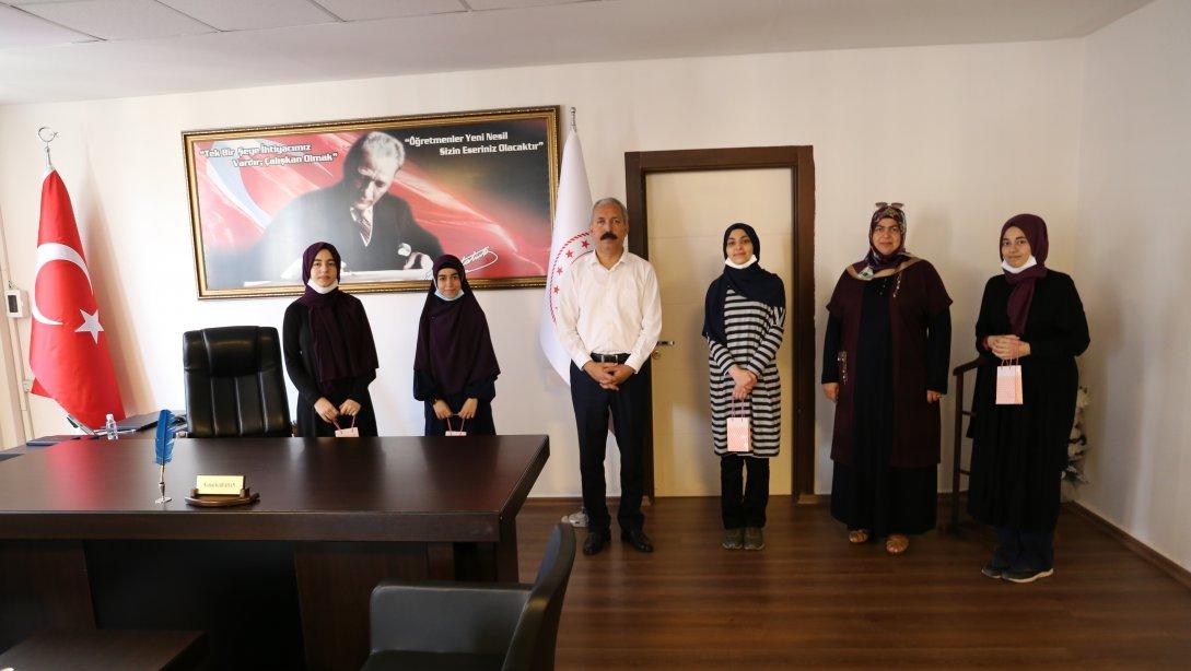 İl Milli Eğitim Müdürü Sayın  Kemal KARAHAN Hz. Ayşe Kız Proje Anadolu İmam Lisesi Öğrencilerini makamında kabul etti.