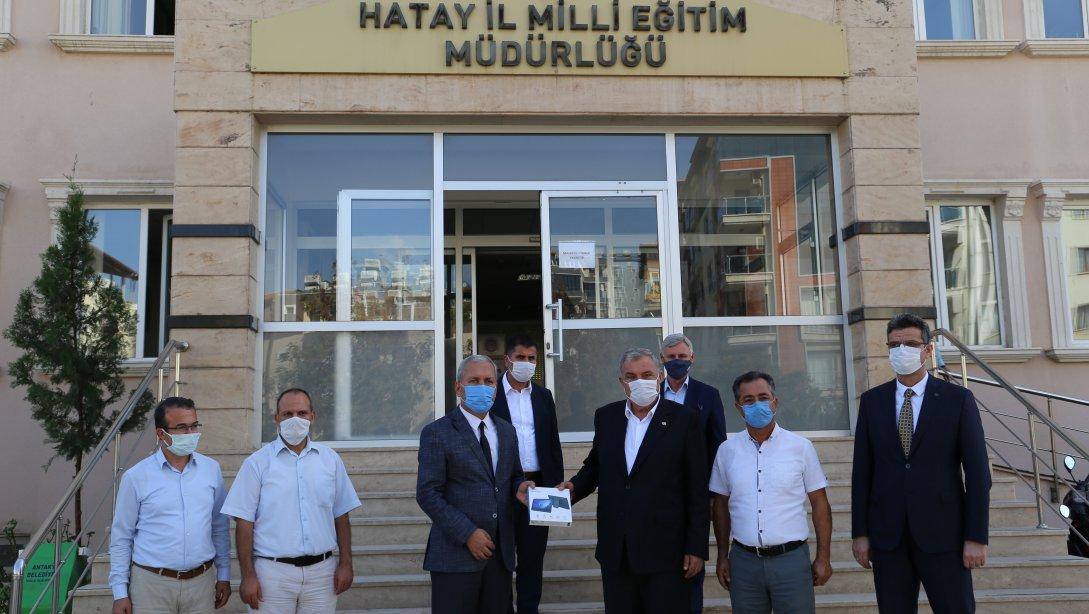 Antakya Belediye Başkanı Sayın İzzettin Yılmaz, uzaktan eğitim sistemine erişimi olmayan öğrenciler için bağışladığı 200 adet tableti Hatay İl Milli Eğitim Müdürü Sayın Kemal Karahan'a teslim etti.