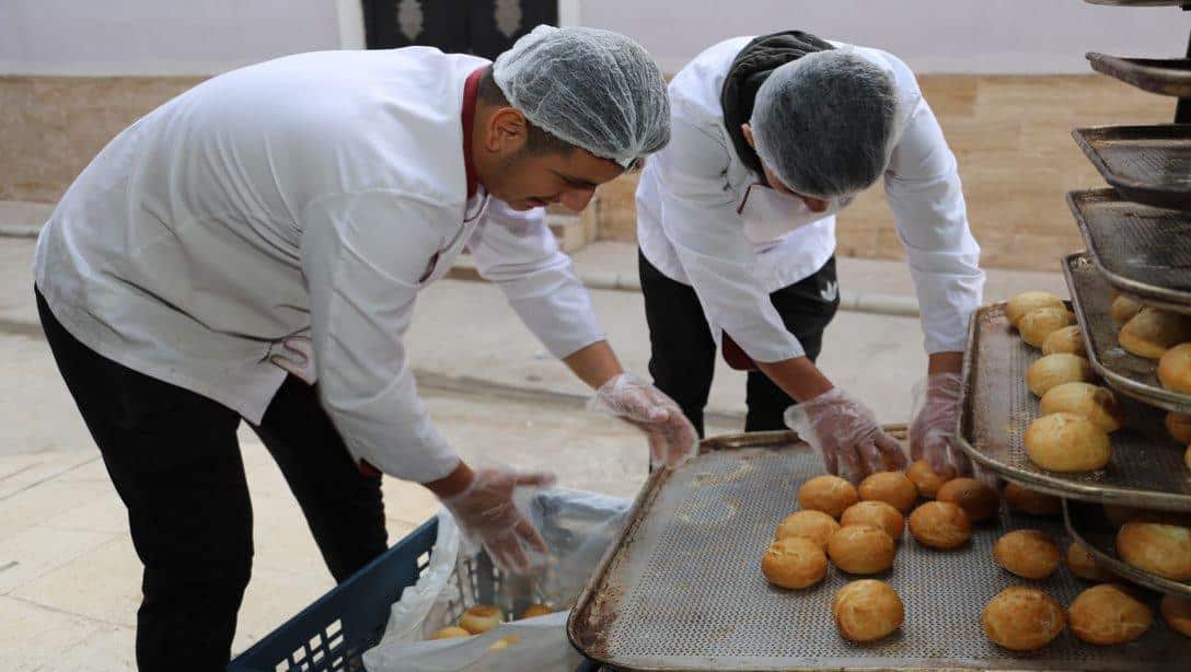 Öğrenciler Günde 8 Bin Ekmek Üretiyor